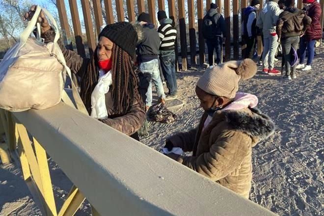 Relaja EU política fronteriza; niños podrán solicitar asilo