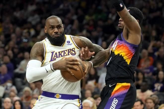 LeBron es histórico: alcanza el gran triple doble