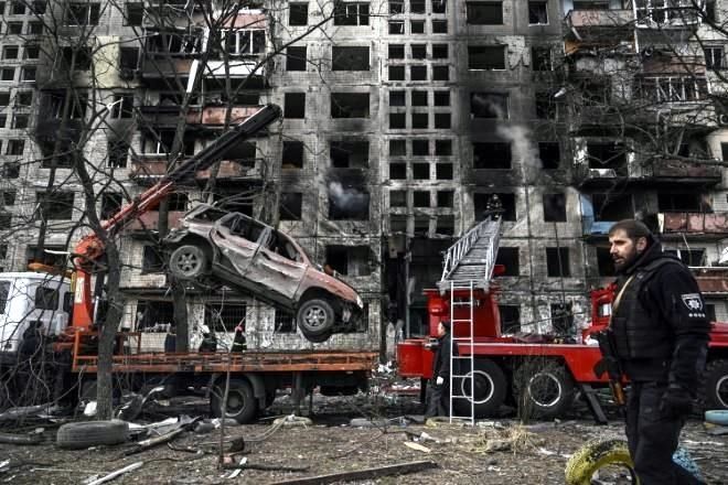 Bombardean departamentos en Kiev; sigue negociación de paz