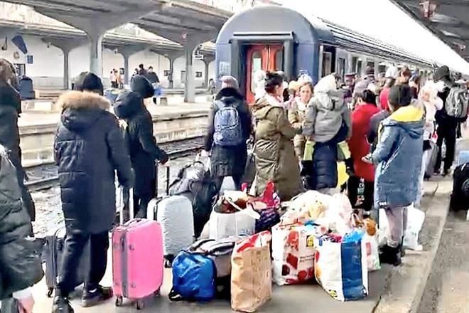 Van por mexicanos a Ucrania, algunos se quedan