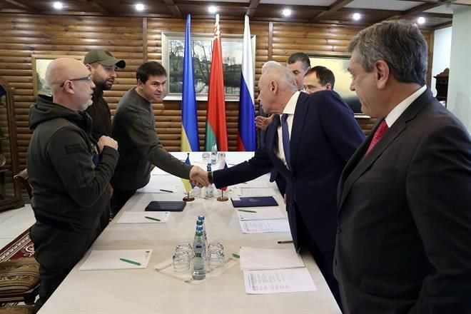 Tienen Ucrania y Rusia plan tentativo de paz.- FT