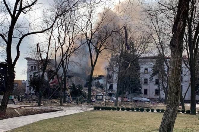 Bombardea Rusia teatro en Mariúpol que refugiaba civiles