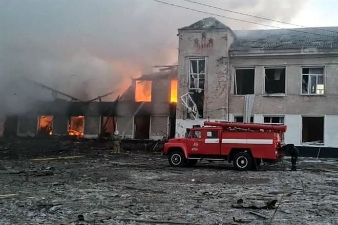 Deja 21 muertos ataque ruso a escuela en Merefa