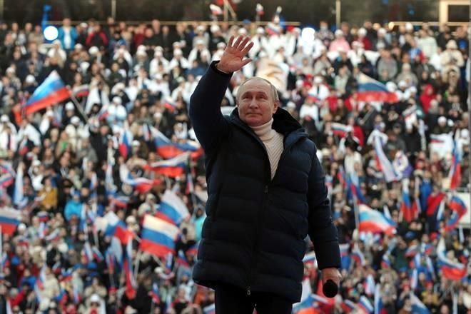 Aparece Putin en mitin; elogia a tropas