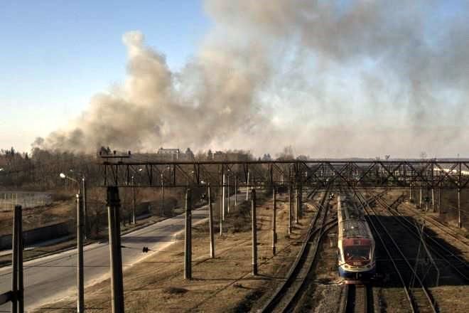 Pegan misiles a las afueras de Lviv, ciudad de desplazados