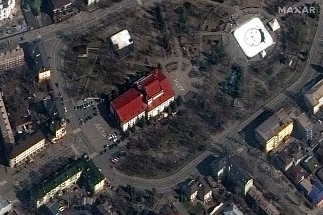 Rescatan a 130 de teatro en Mariúpol; faltan cientos