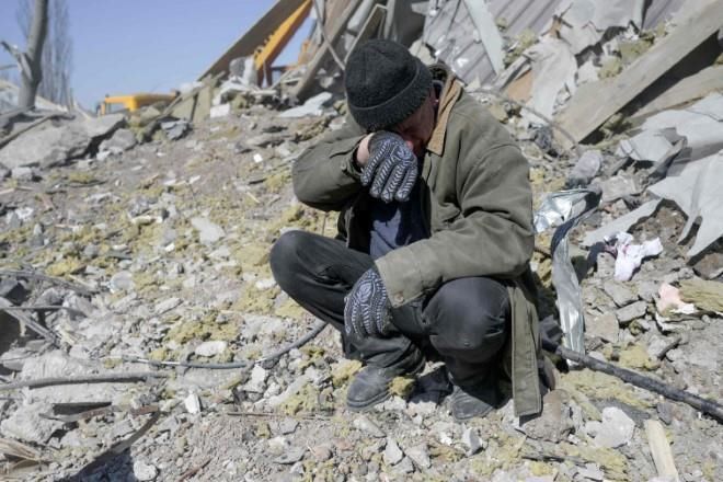 Bombardean rusos cuartel militar en Mykolaiv; mueren decenas