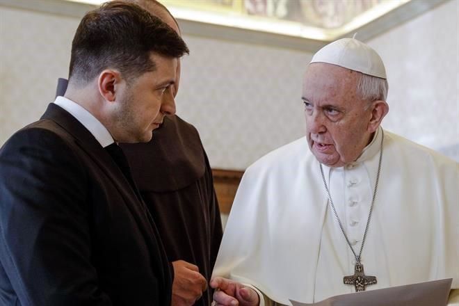 Pide Zelensky a Papa en llamada mediar con Rusia