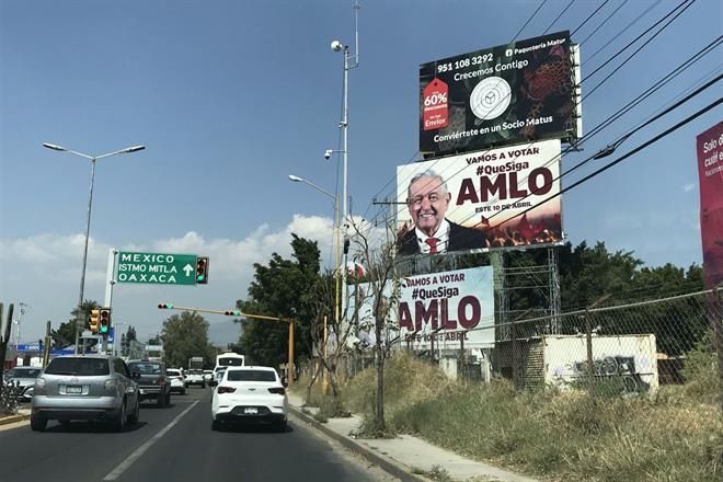 Se le complica a INE bajar espectaculares de AMLO