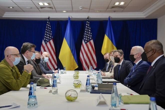 Se reúne Biden con funcionarios de Ucrania en Polonia