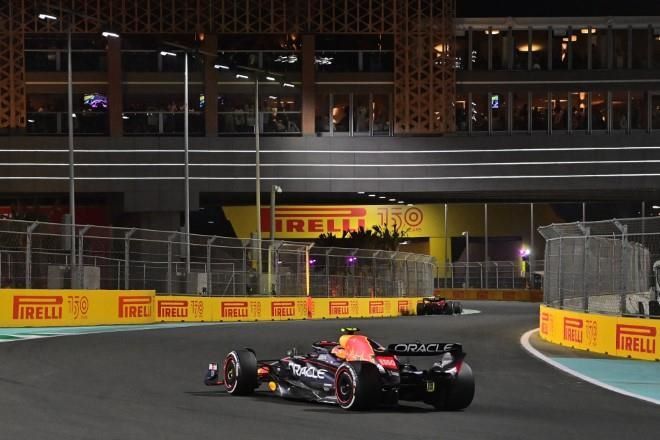 La llamada a pits que le costó el podio a Checo