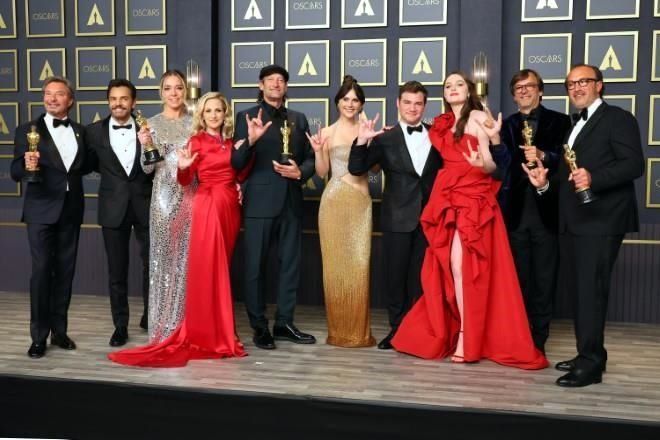 ‘CODA’ sorprende con Óscar a Mejor Película; Derbez festeja