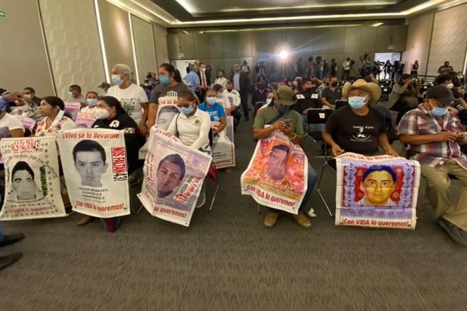 Reprochan padres de 43 a Gobierno: ‘Jugaron con nosotros’