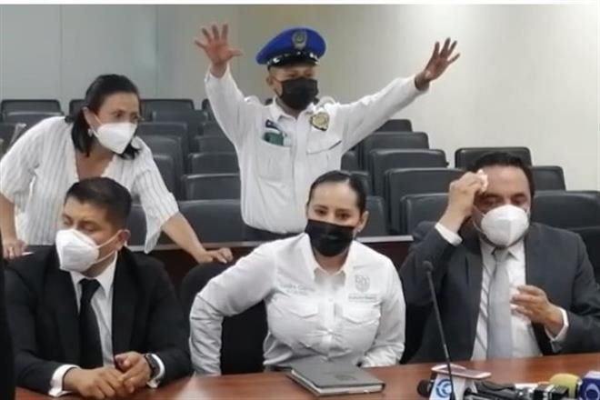 ¿Aceptan disculpa?, urge Cuevas; ‘sí’, responden policías