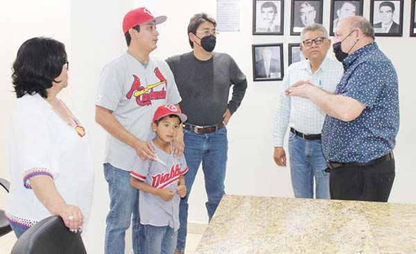 Apoyan con uniformes equipo Los Cardenales