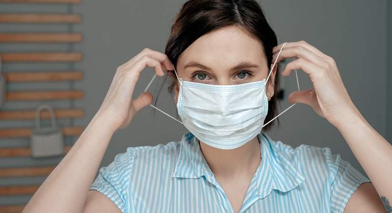 ¿Caducaron tus mascarillas? Cómo saberlo, además de por qué no deberías desecharlas a pesar de la relajación de las restricciones