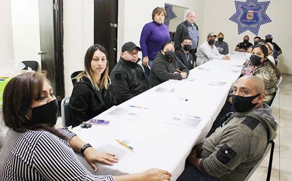 Presentan exámenes aspirantes a policías