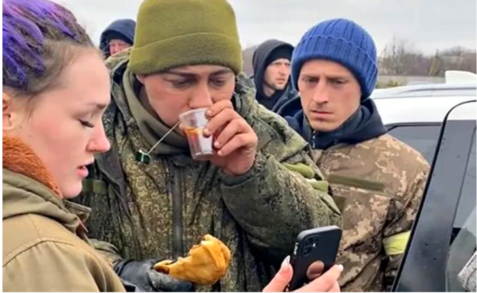 VIDEO. Soldado ruso se rinde y llora cuando ciudadanos ucranianos le dan té y le permiten llamar a su mamá
