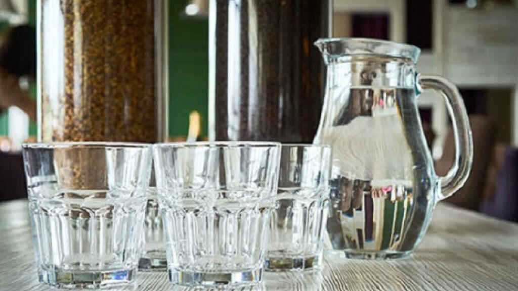 ¿Te pueden cobrar el agua simple en los restaurantes?