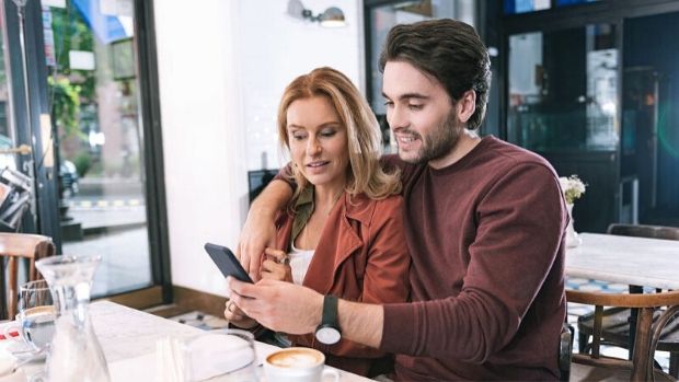 ¿Por qué algunos hombres prefieren salir con mujeres mayores?