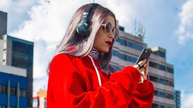 Uso excesivo de audífonos puede producir pérdida auditiva, alerta experta