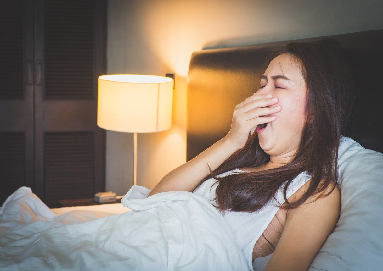 Dormir con la luz encendida desencadenaría la diabetes y enfermedades cardíacas: estudio