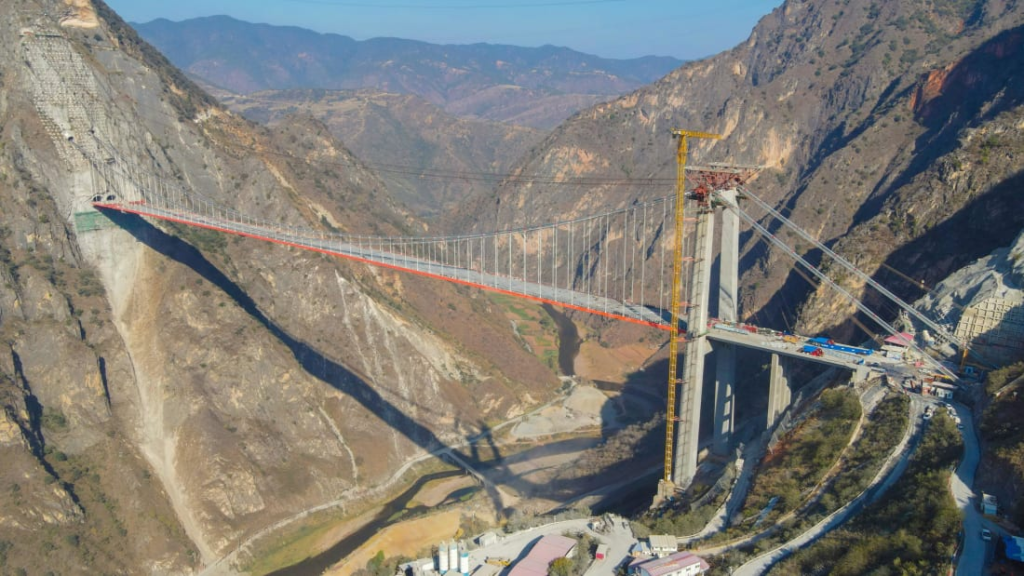 Un puente colgante que bate récords se abrirá próximamente en Yunnan, China