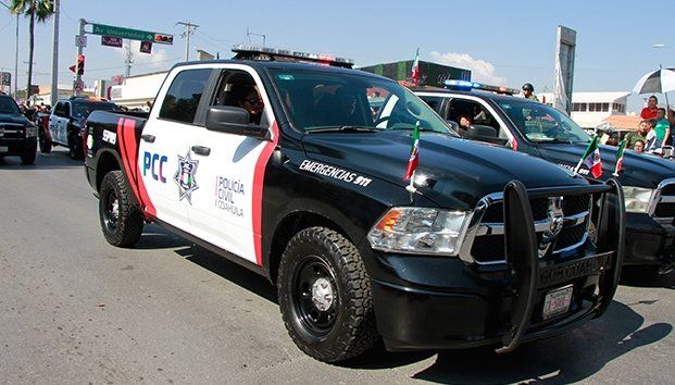 Mueren 2 en tiroteo;policías repelen ataque