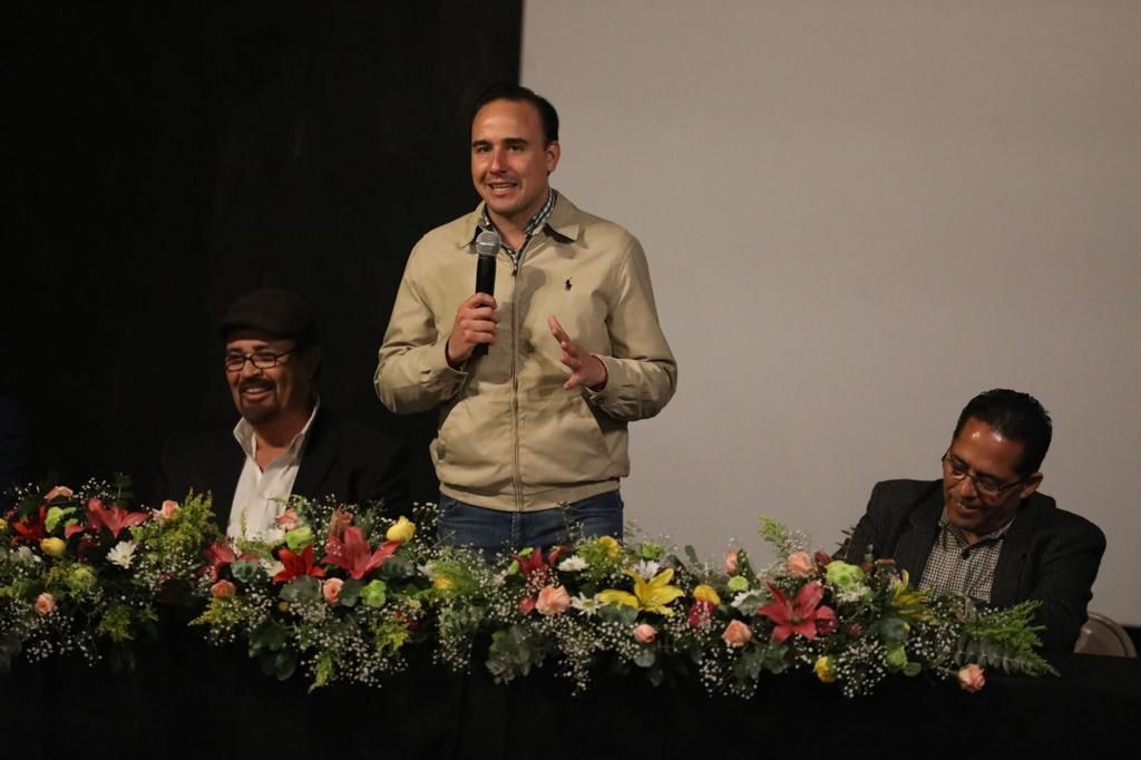 SE REUNE MANOLO CON SECTORES SOCIALES DE ACUÑA