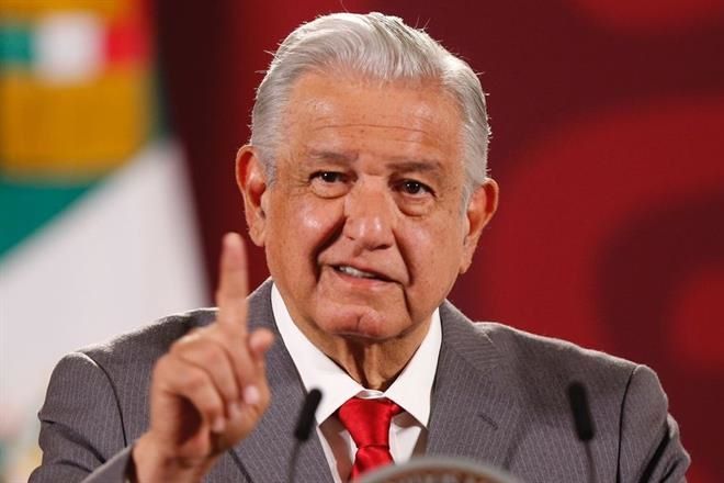 Me llena de orgullo que me apoyen analfabetas, revira AMLO