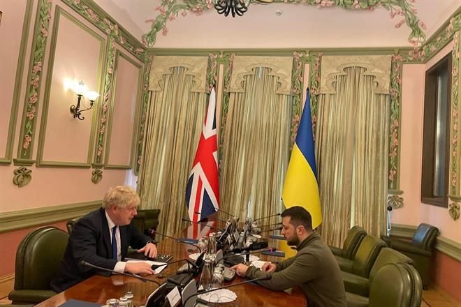 Visita Johnson a Zelensky para mostrar solidaridad