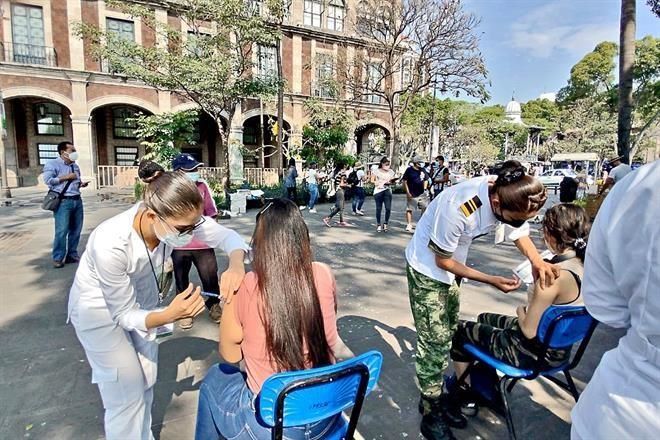 Aceleran vacunación en estados; evitan caducidad