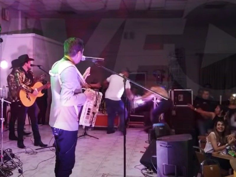 Hieren a mujer en escenario durante concierto de Paco Barrón en NL
