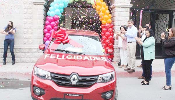 Entregan auto a Don Adrián
