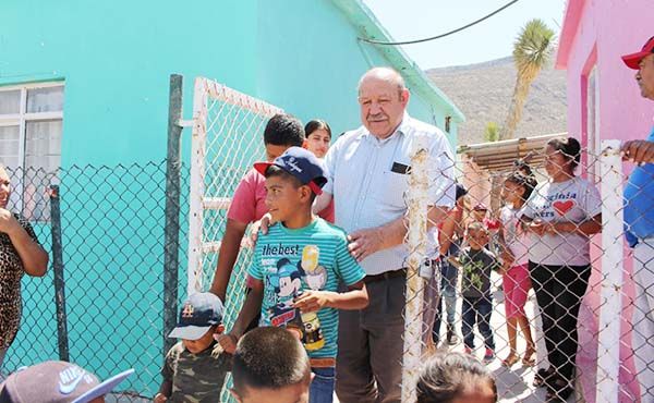 Lleva Alcalde regalos a niños del ejido Soledad