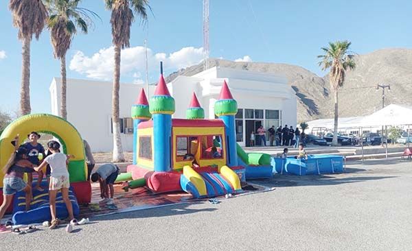 Policías de CC dibujan sonrisas en los niños