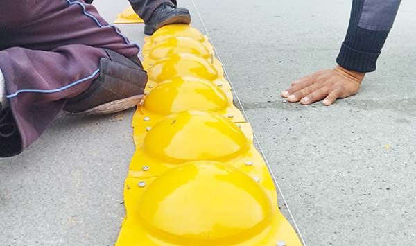 Colocan boyas para disminuir accidentes