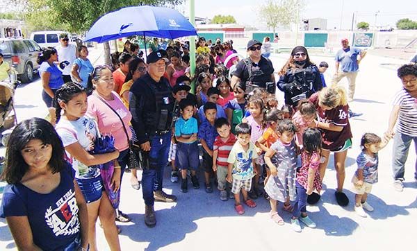 Festejan policías a los niños de la Diana Laura