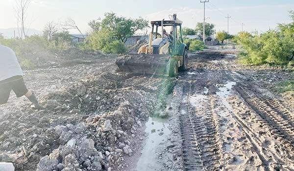 Asentamiento de terreno rompió tubería : SIMAS