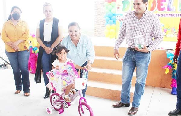 Consienten a niños de ejidos de Sabinas