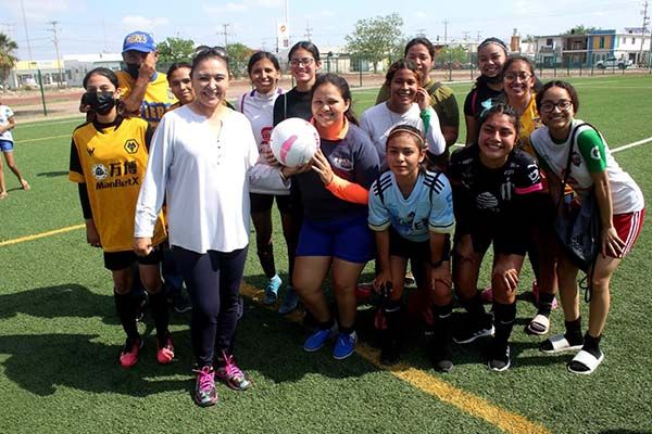 Respalda Diana Haro liga de fútbol femenil