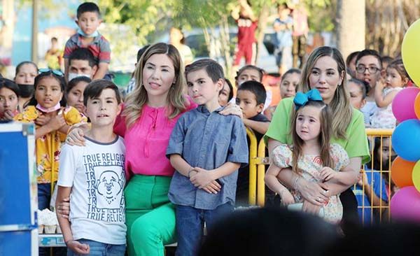 Festeja Tania Flores a niños de Múzquiz