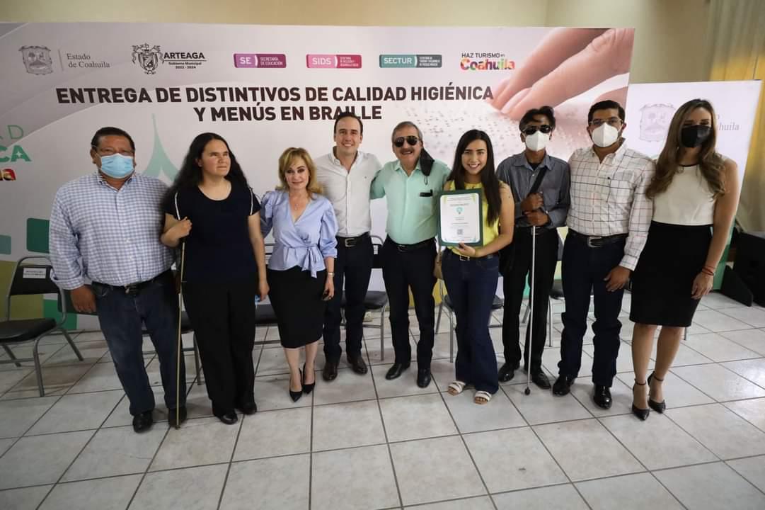 ENTREGAN MENÚS BRAILLE A RESTAURANTES DE LA REGIÓN SURESTE