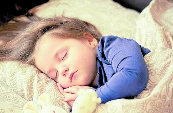 Así es como los desvelos dañan a los niños y niñas