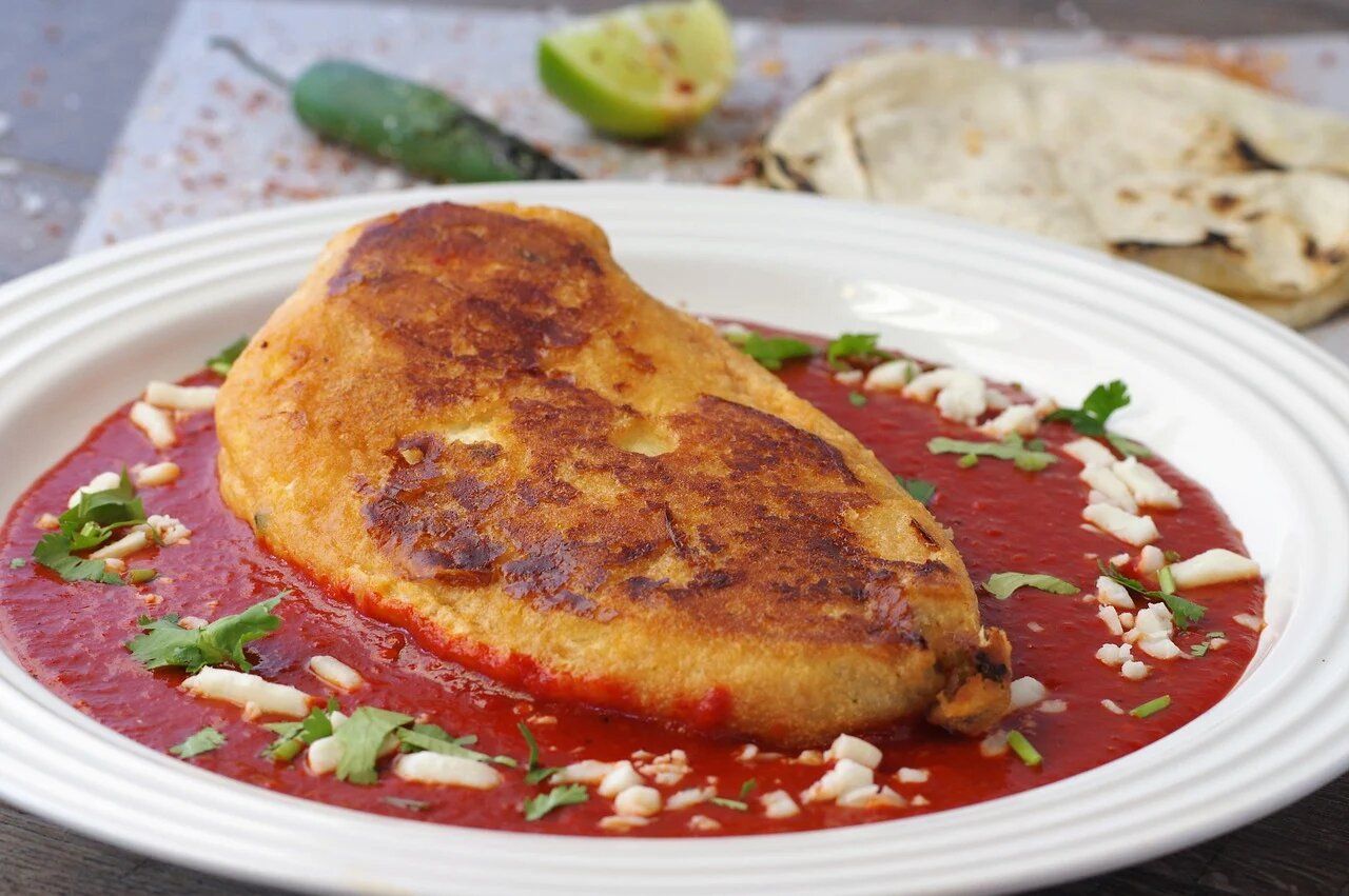Cocina chiles rellenos de queso y pasas