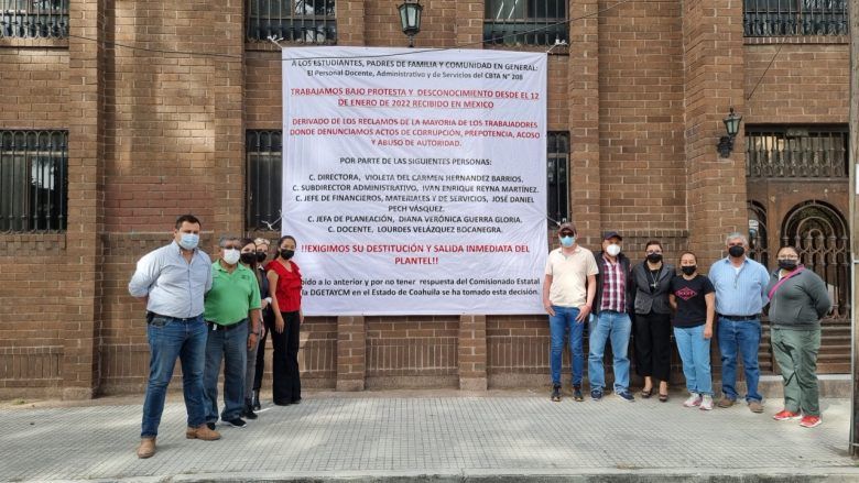 Maestros inconformes toman Dirección General de Educación Tecnológica en Saltillo