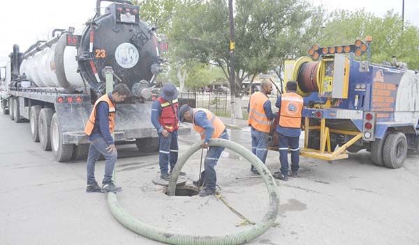 Intensifican desazolve de drenajes en Sabinas