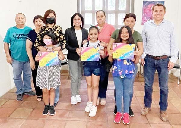 Premia Hugo Lozano a niñas escritoras