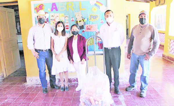 Recorre escuelas el Alcalde de Ciénegas