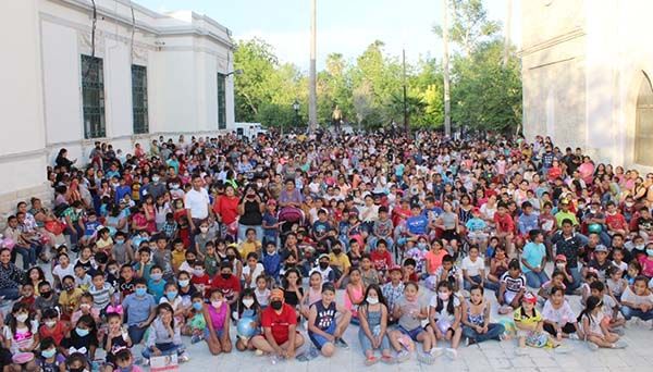 Fiesta masiva a los niños en 4 Ciénegas